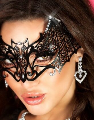Geheimnisvolle Maske in schwarz