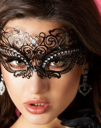 Geheimnisvolle Maske in schwarz