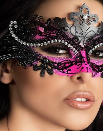 Geheimnisvolle Maske in schwarz