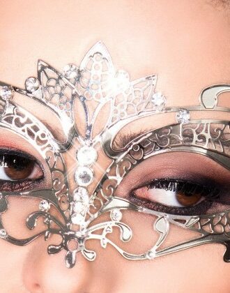 Geheimnisvolle Maske in silber