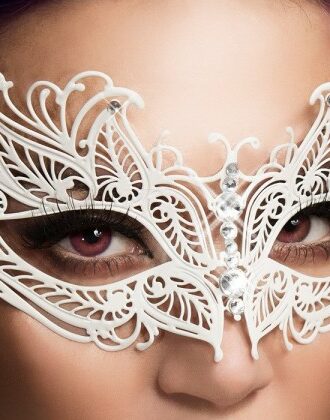 Geheimnisvolle Maske in weiß