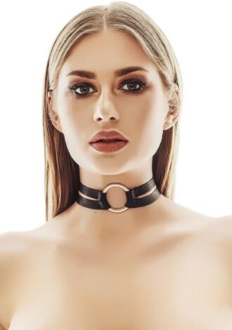 schwarzes Halsband mit großem, goldenen Metallring
