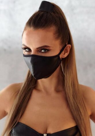 schwarze Gesichtsmaske aus Kunstleder mit Perforation