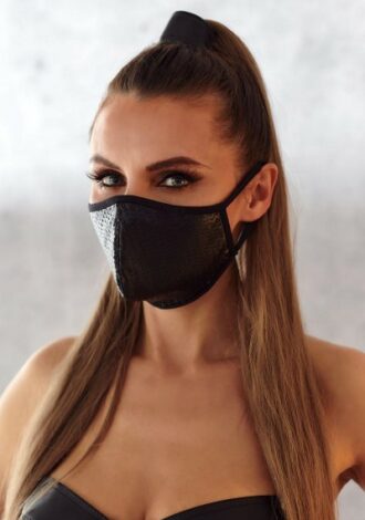 schwarze Gesichtsmaske aus Kunstleder mit Perforation im Schuppenmuster