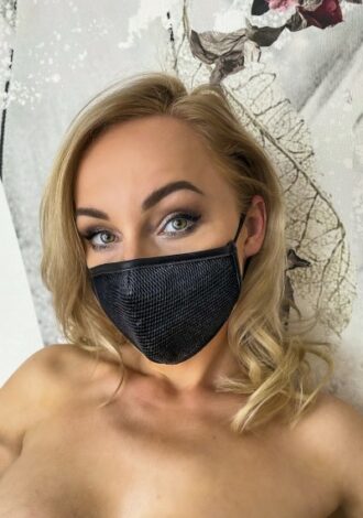 Gesichtsmaske in Wetlookoptik mit Meshbesatz