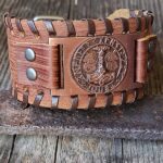 Lederarmband mit Thors Hammer im Runenkreis