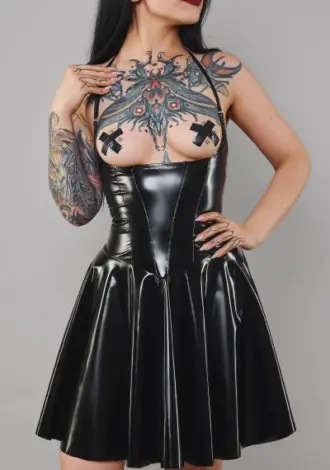 Lack-Minikleid mit freiliegendem Ausschnitt