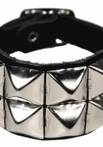 Lederarmband mit Pyramidennieten